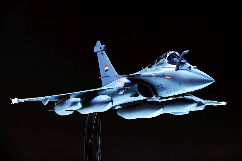 Francie umožní Ukrajině licenční výrobu zbraní, Kyjev nakoupí 16 letounů Rafale