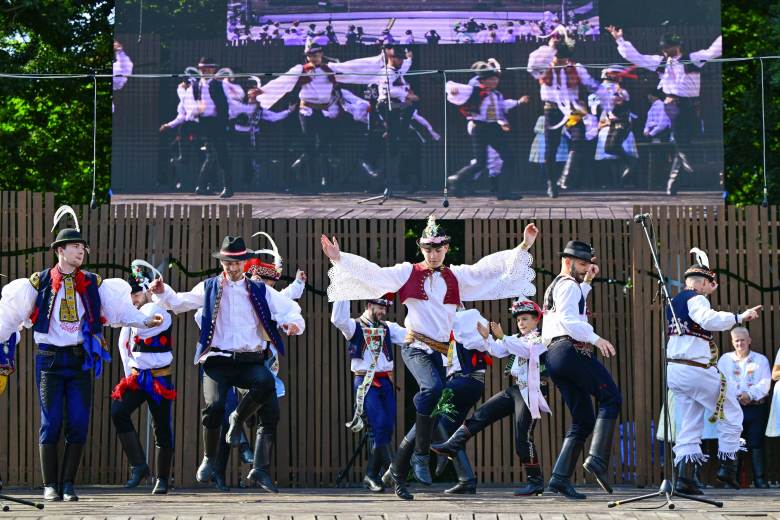 I přes velké horko se ve Strážnici na festivalu utkali tanečníci verbuňku