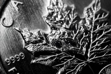 Stříbro je na 14letém maximu, zlato zdražuje díky sázkám na snížení sazeb v USA