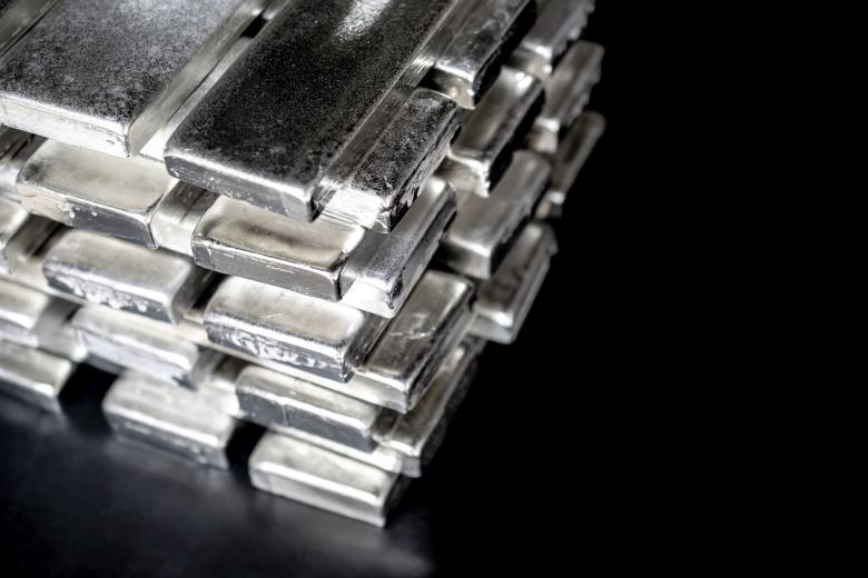 Cena stříbra pro okamžité dodání poprvé přesáhla 65 dolarů za unci