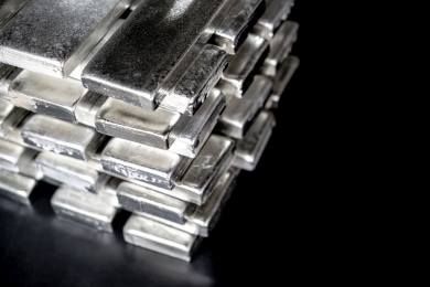 Cena stříbra pro okamžité dodání poprvé přesáhla 65 dolarů za unci