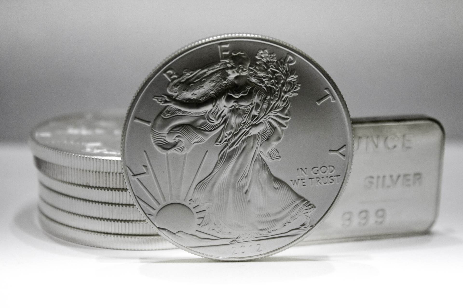 Cena stříbra zdolala rekord, od začátku roku je vyšší o více než 90 procent