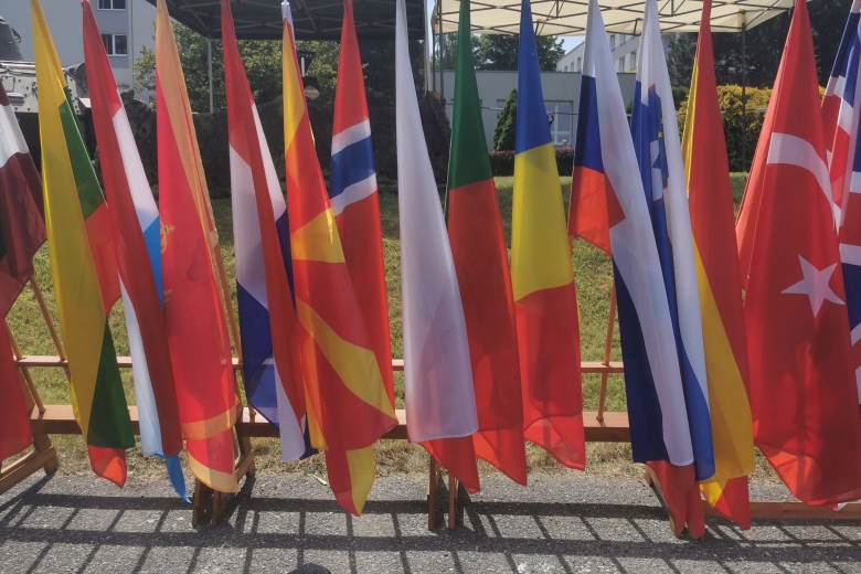 Skončil summit NATO, Trump ho navzdory předchozí kritice označil za úspěšný