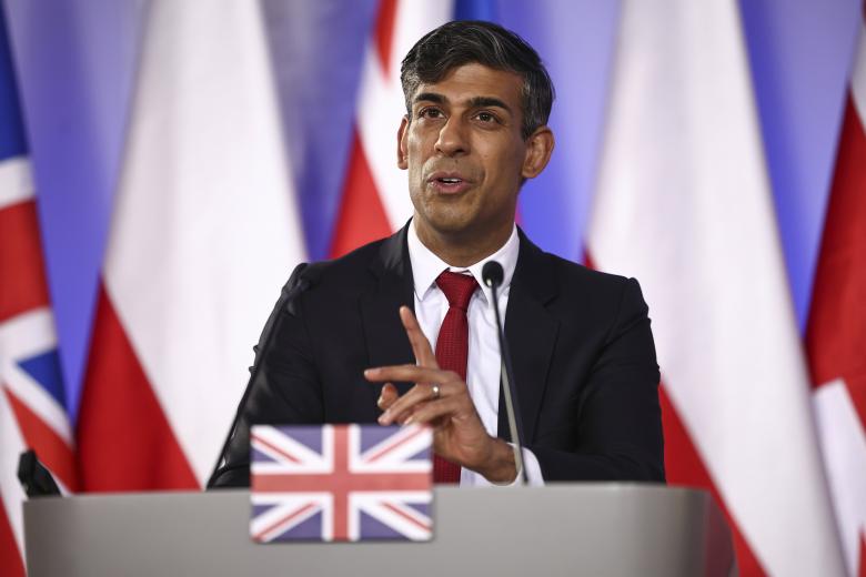 Británie podle Sunaka uvede zbrojní průmysl do válečného režimu