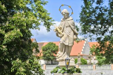 Ve Štěnovicích u Plzně odhalili sochu svatého Jana, vrátila se na původní místo