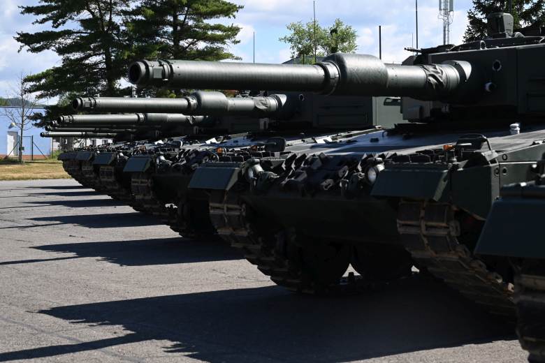 Armáda převzala poslední z 42 tanků Leopard 2A4, nahradily zastaralé stroje T-72