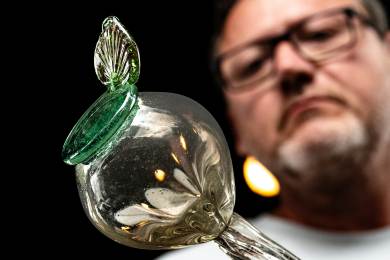 Skláři v Deštném v Orlických horách vyrábí sklo jako před staletími