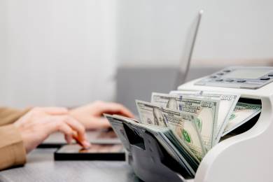 Trump na WEF slíbil nižší daně pro ty, co budou vyrábět v USA, cla pro ostatní