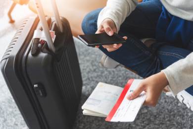 AP: Co by měli cestovatelé udělat před kontrolami telefonů na hranicích