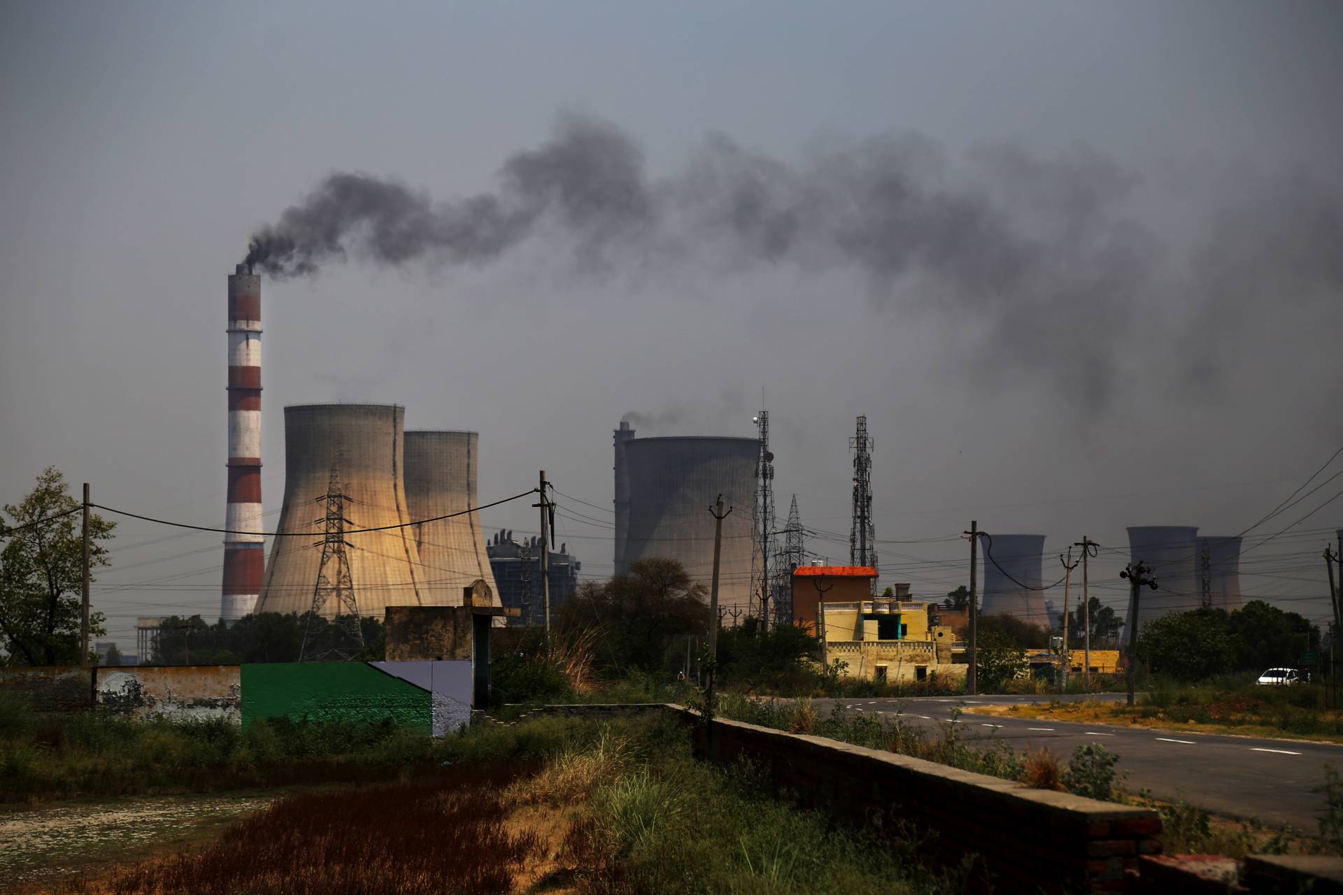 Reuters: Indie letos plánuje snížit dovoz uhlí pro své elektrárny o 30 procent