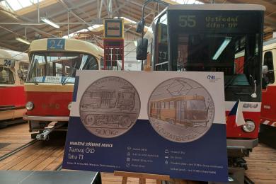 ČNB představila stříbrnou pětisetkorunu s motivem tramvaje T3