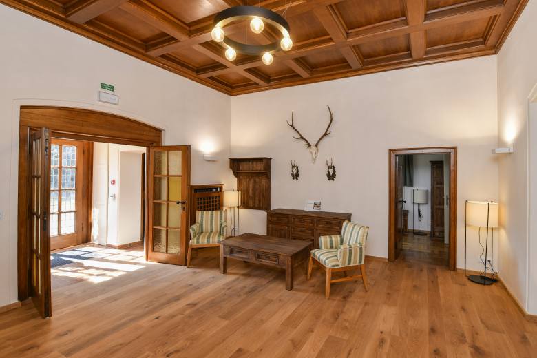 Vojenské lesy otevřely v Brdech opravené interiéry loveckého zámečku Tři Trubky