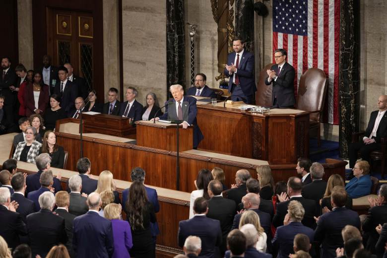 Trump v projevu ke Kongresu slíbil zlatý věk USA a zbohatnutí z cel