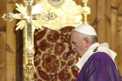 Papež František zemřel podle Vatikánu v důsledku mrtvice a selhání srdce