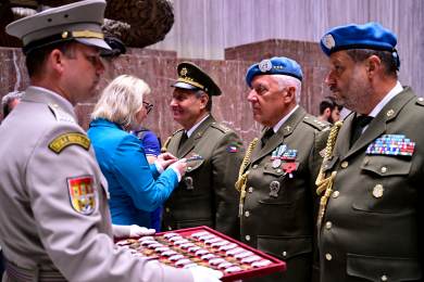 Příslušníci druhého praporu mise UNPROFOR v Jugoslávii dostali pamětní odznaky