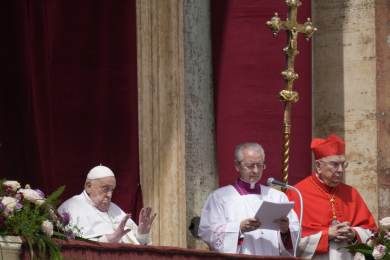 Papež pozdravil věřící, poselství Urbi et orbi ale osobně nepřečetl