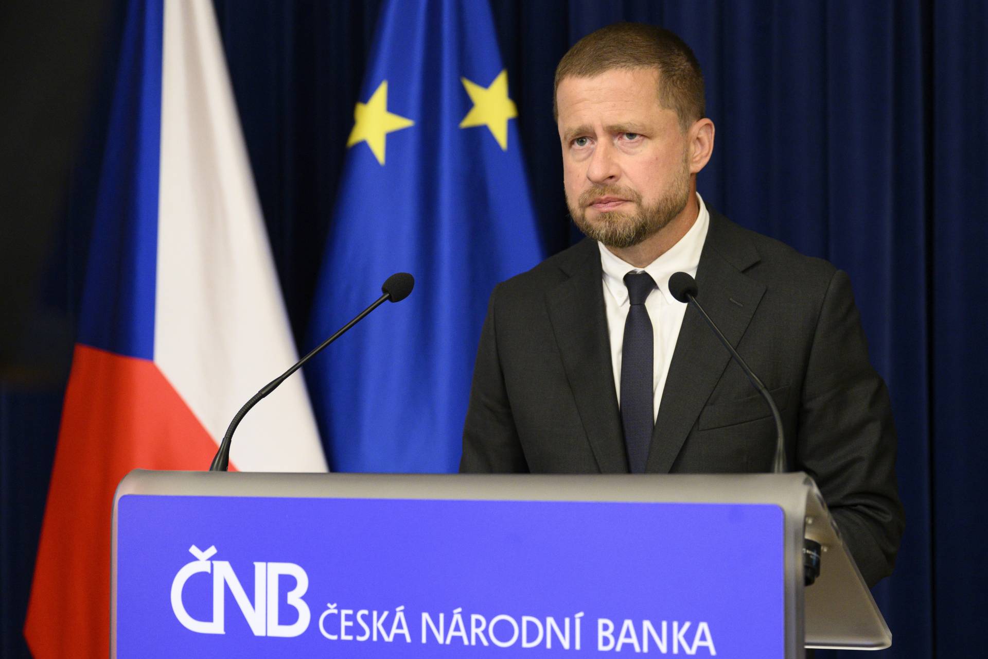 Centrální banka úrokové sazby nezměnila, zhoršila výhled ekonomiky