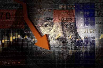 Americký dolar po rozhodnutí soudu USA o Trumpových clech oslabuje ke koši měn