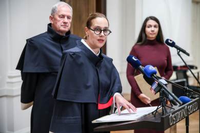 Stát musí soudcům dorovnat letošní zmrazené platy, rozhodl Ústavní soud