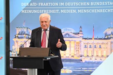 Klaus a Okamura promluvili na konferenci AfD, popřáli jí vítězství ve volbách