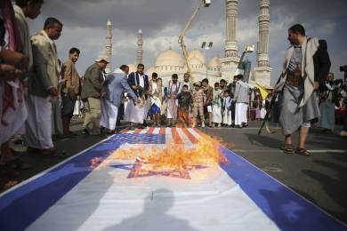 Část íránské opozice odmítá protesty proti vládě, když Izrael na zemi útočí