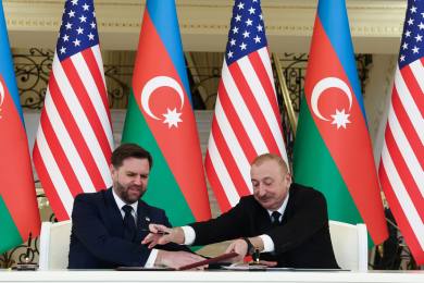 Vance podepsal s Alijevem dohodu o strategickém partnerství zemí, píše Reuters