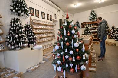 Vizovická galerie představuje skleněné ručně vyráběné vánoční ozdoby