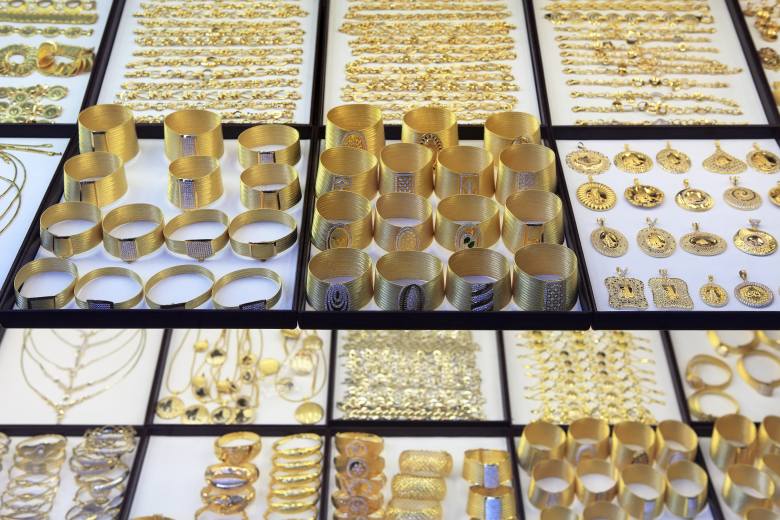 Cena zlata poprvé překročila 2700 dolarů za troyskou unci