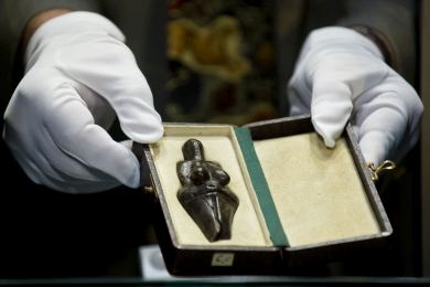 Věstonická venuše se za dohledu policie vrací z výstavy v Praze zpátky do Brna