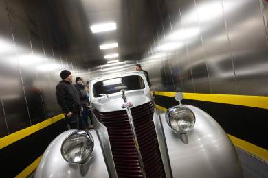 Muzejníci ve V. Mýtě stěhovali historická auta a kočáry, ukážou je v prosinci