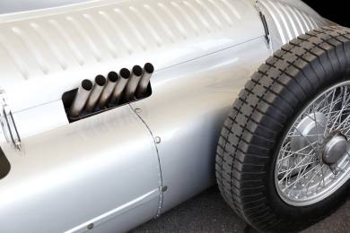 Bývalý šéf F1 Ecclestone prodává sbírku 69 historických závodních vozů