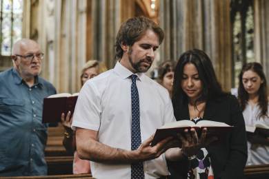 Reuters: Mladí Britové se vracejí ke katolické víře, hledají klid a tradici