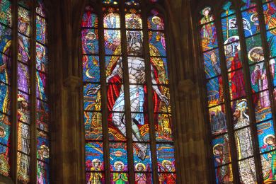 V katedrále sv. Víta se opravuje vitráž Nejsvětější Trojice