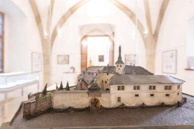 Výstava v Kutné Hoře ukazuje proměny stříbrných mincí z Vlašského dvora