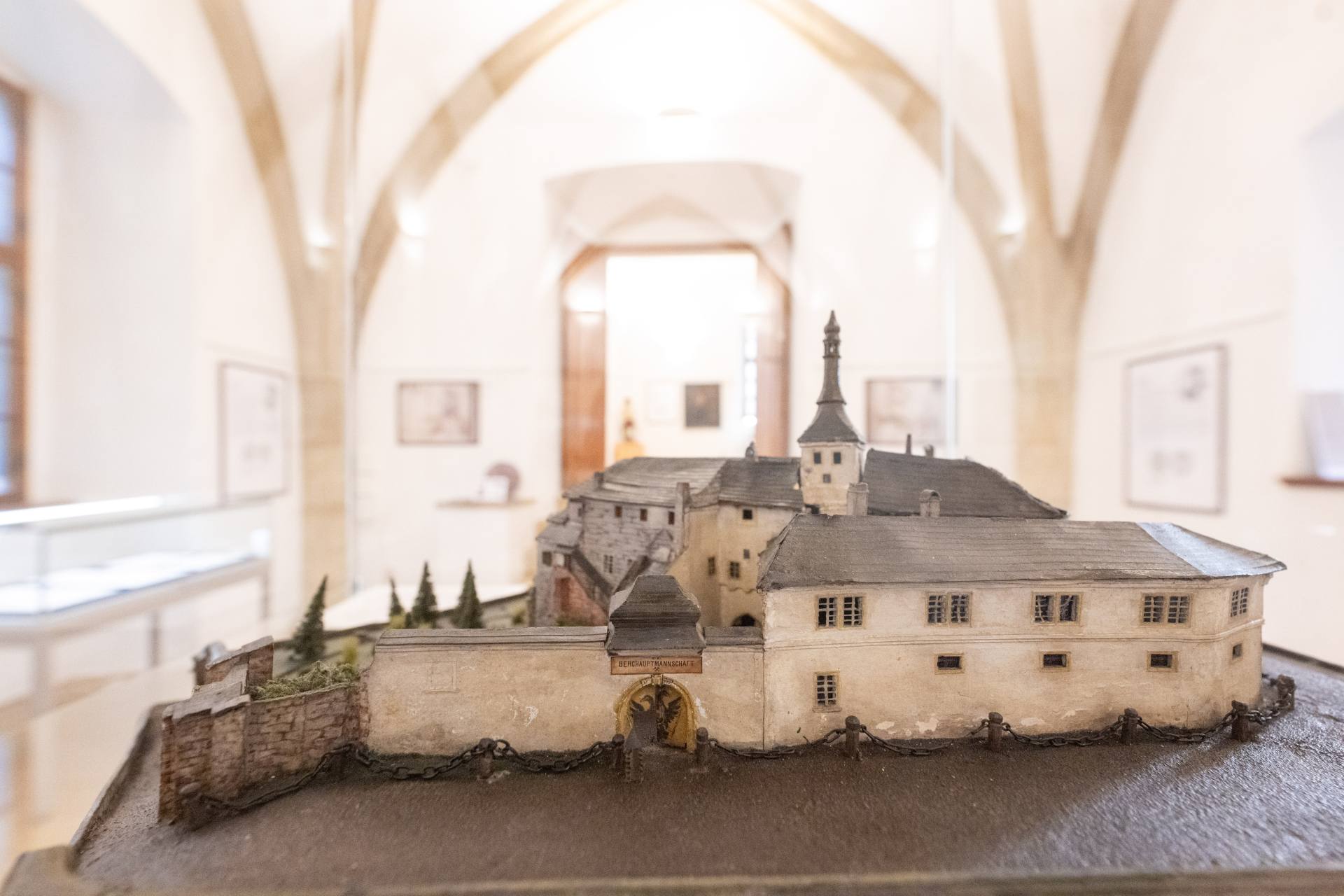 Výstava v Kutné Hoře ukazuje proměny stříbrných mincí z Vlašského dvora