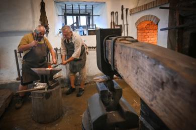 Ve Šlakhamru na Žďársku dnes zprovoznili vodou poháněný hamr