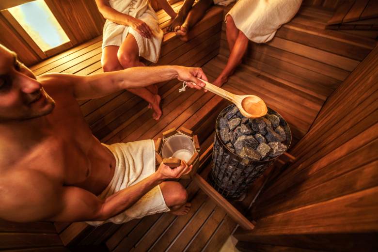 AP: Společné pocení v saunách se stává v Británii trendy