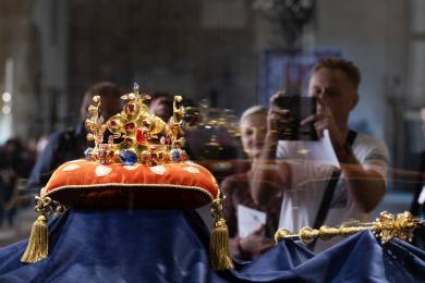 Korunovační klenoty si první den prohlédlo 2801 návštěvníků, oproti loňsku méně