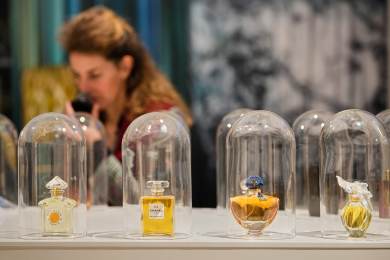 AP: V Düsseldorfu muzejní výstava vůní kombinuje parfémy s uměním a historií