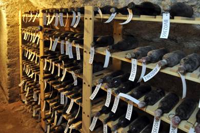 Vzácná archivní vína ze sbírky bečovského zámku dostanou nové korky