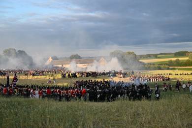 Do rekonstrukce bitvy u Waterloo se zapojilo přes 2200 lidi, mezi nimi i Češi