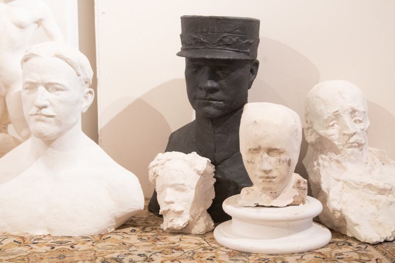 Pardubická galerie na nových výstavách představuje zátiší i voskované sochy