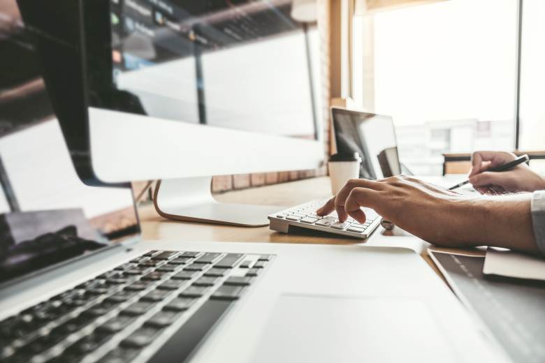 Tvůrci webu, který zveřejnil korespondenci expremiérů, žalobce navrhl podmínku