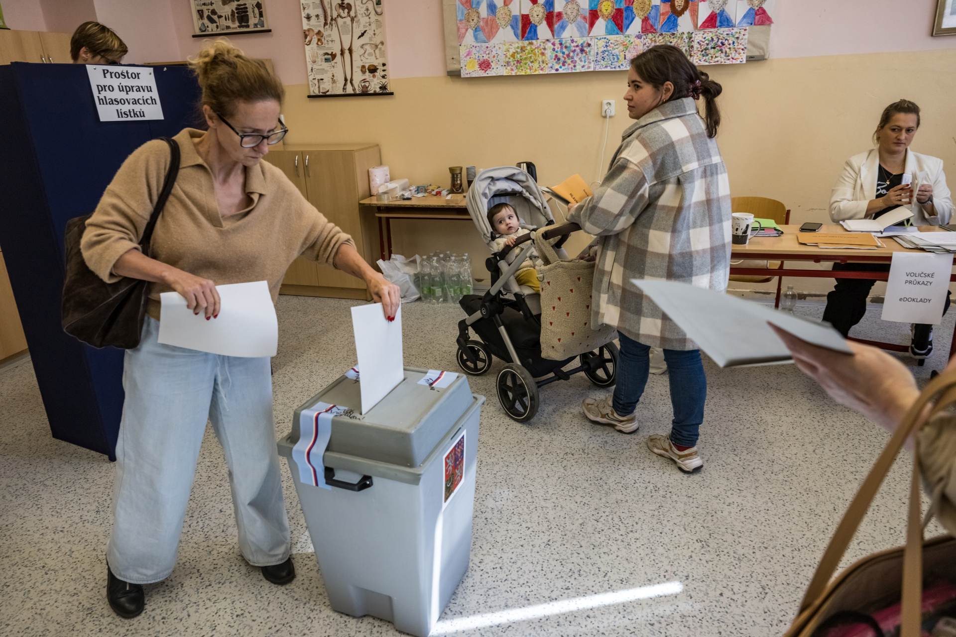 V Česku začaly sněmovní volby, lidé se nemohli prokázat doklady v mobilu