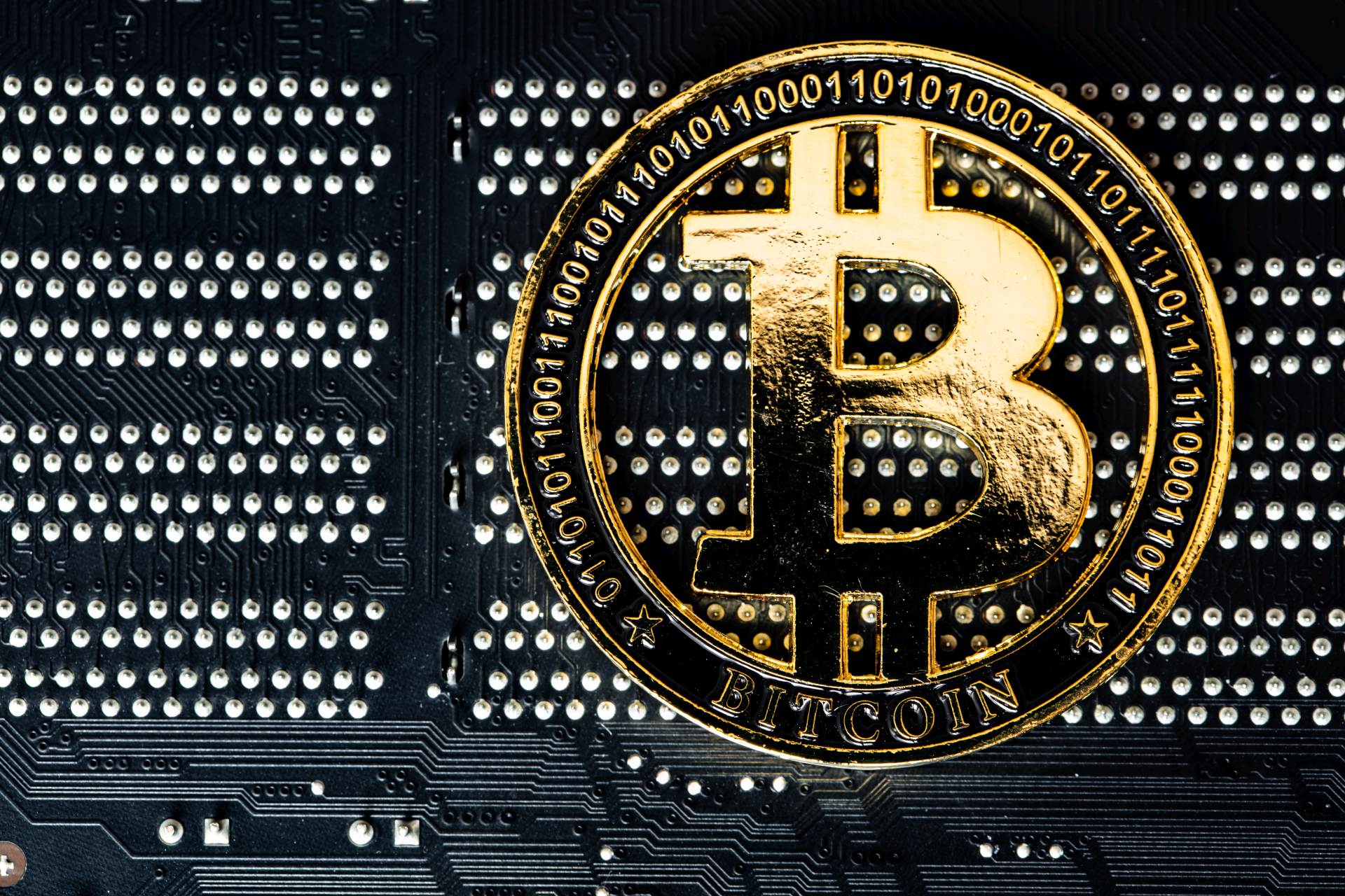 Policie zadržela dárce bitcoinů ministerstvu spravedlnosti a zajistila i dar