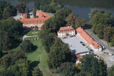 Stát nabízí k prodeji zámek Štiřín nedaleko Prahy, minimální cena je 3,3 mld. Kč