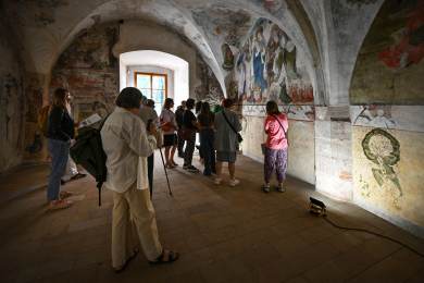 Historická graffiti na zámku v Žirovnici mohla sloužit i jako návštěvní kniha