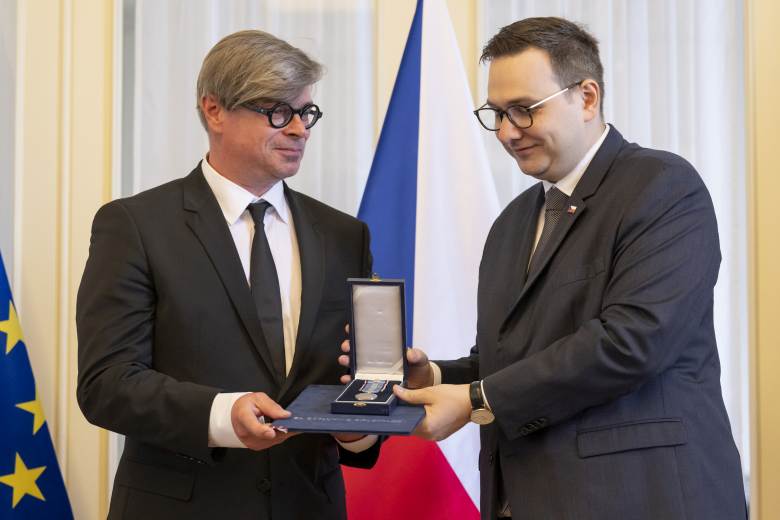 Medaili Za zásluhy o diplomacii obdrželi ředitel BIS Koudelka i spisovatel Rudiš