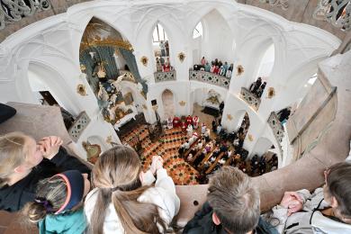 Na žďárské Zelené hoře přibyly v opraveném ambitu obrazy křížové cesty