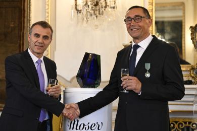 Sklář Zdeněk Drobný dnes obdržel francouzský rytířský Řad umění a literatury